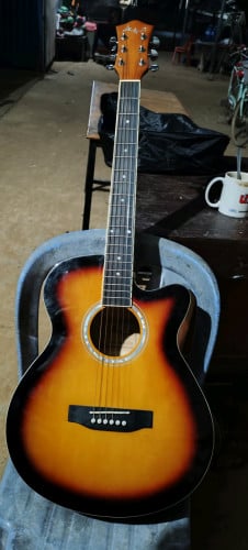 លក់ហ្គីតា AK មួយដើម ពណ៌ Sunburst កាត់ទឹក រាងស្អាត និងធន់។