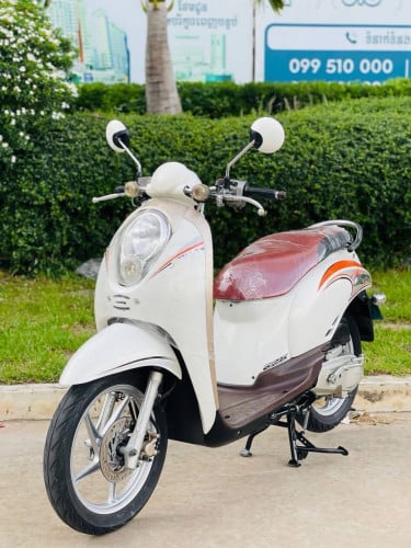 Honda Scoopy i012ក្រុមហ៊ុន ម៉ាស៊ីនhហាប់នែនស្ងាត់ជិះស្រួលស្ទុះមិនលាន់មិនហុយមានពន្ធកាតគ្រឺហ្សីន