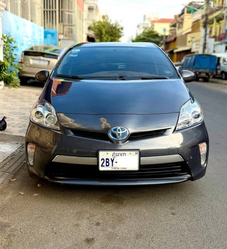 Prius 012 plug in ឡានជិះដឹកកូនទៅរៀន