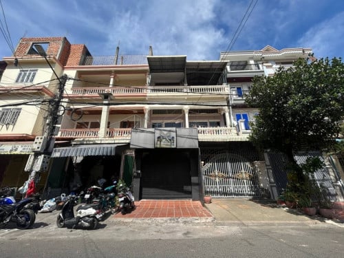 Shophouse for Sale in BKK2 – Spacious & Business Area✨