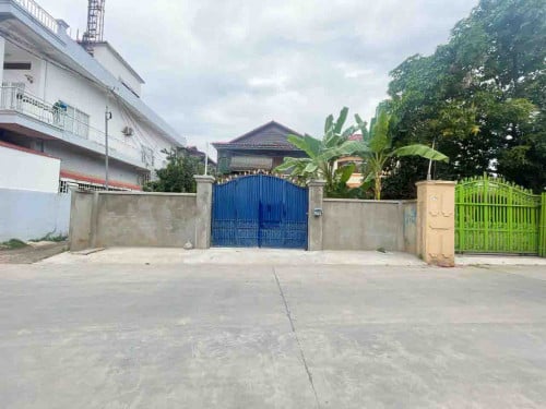 ដីនិងផ្ទះ លក់បន្ទាន់ នៅសង្កាត់បឹងទំពុន 500m ពីវត្តសន្សំកុសល់