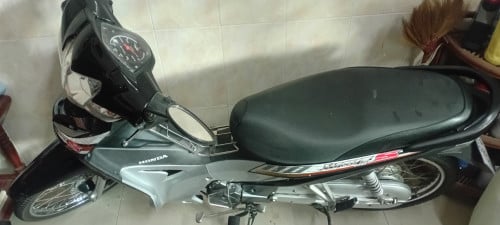 លក់ម៉ូតូផ្ទាល់ខ្នន ម្ចាស់ដើម គុណភាព 95%។