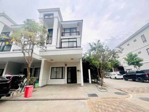 វីឡាកូនកាត់LAសម្រាប់លក់ នៅប៉េងហួតបឹងស្នោរ