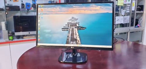 Monitor LG 24 inch FHD IPS Slim / Port : HDMI / VGA នៅស្អាត រូបភាពច្បាស់ល្អ