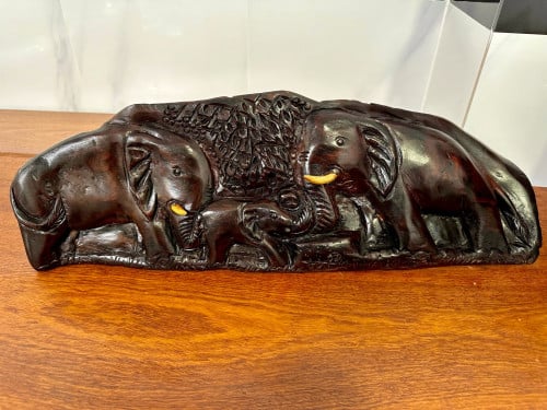 ដំរីគ្រួសារឈើក្រញូងមួយដុំ