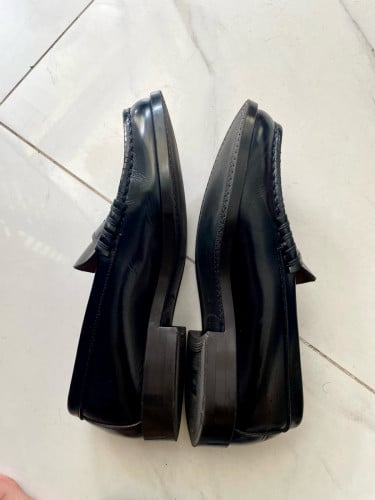 ស្បែកជើងស្បែក