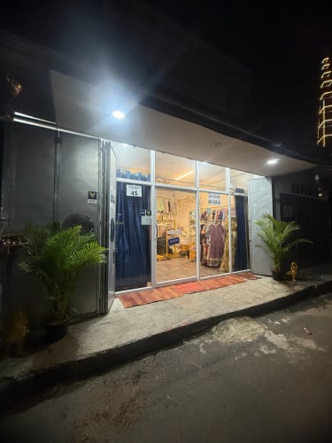 សេងហាងខោអាវ​ មានលុយកក់150$តូបជួល150$​ ទីតាំងកែងផ្លូវធំ