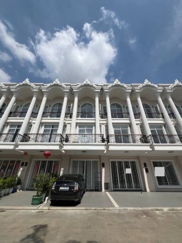   វីឡាកូនកាត់ពីរជាប់គ្នាសម្រាប់ជួល | Two link villa for Rent ទំលាយចូលគ្នា