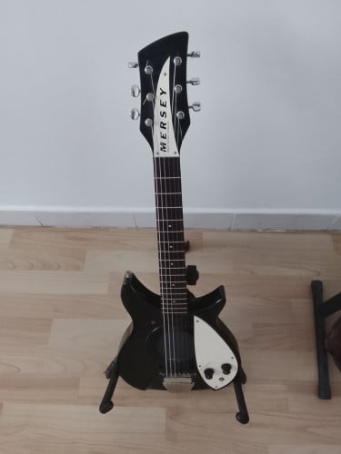 ohn Lennon Tribute mini guitar built in amp and output. Not a toy.