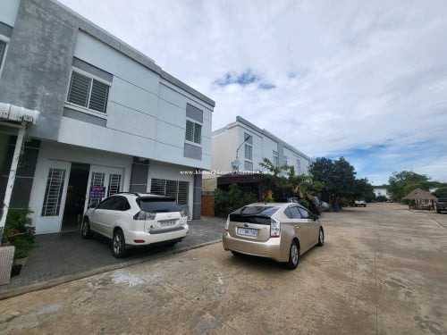 វីឡាកូនកាត់លក់ កែង ទីតាំង: បុរីពិភពថ្មីឈូកវ៉ា3 ទំហំដី: 18.7m x 9.9m