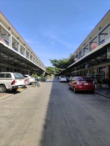 ក្នុងបុរី ហុងឡាយ ត្រពាំងថ្លឹង ទីតាំងមិនលិចទឹកមាន5ច្រកចេញចូល  មានសន្តិសុខ24ម៉ោងផ្ទះល្វែងប្លង់រឹង