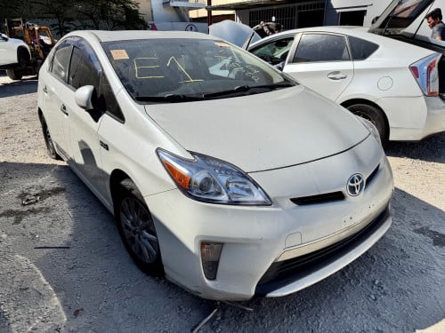 ទេីបទំលាក់ពីទូកុងតៃន័រ​ Toyota Prius 2012 Plug in ទឹកថ្នាំស្រុីនមួយជុំ​