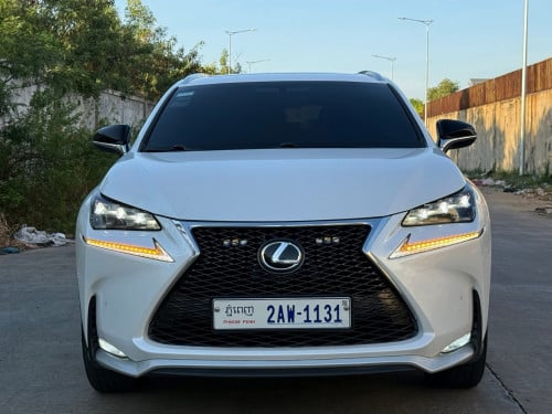 NX 200t F-Sport 2015 ប៉ុង2​ ពណ៌​ ស​