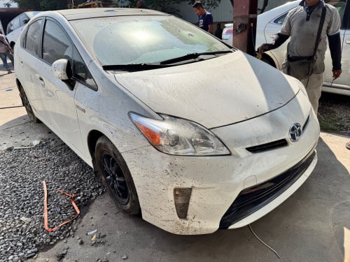 Prius 2013 បេីកដំបូល​ solar ទឹកថ្នាំស្រុីនមួយជុំ ទាំងកាងមុខក្រោយក៏ស្រុីនដែរ​  តំលៃឡានស្អាត​ 23000