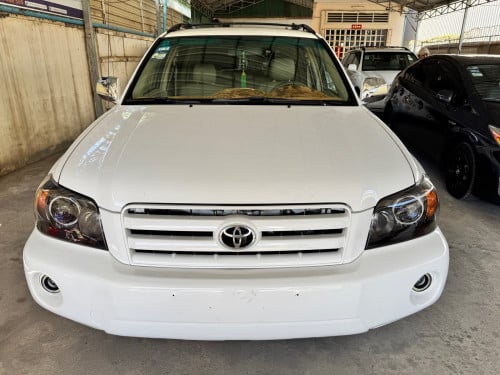 Toyota Highlander 2005 បួនម៉ាសុី​ ប៉ុងមួយ​ គ្រឿងក្នុងពណ៌លឿង​