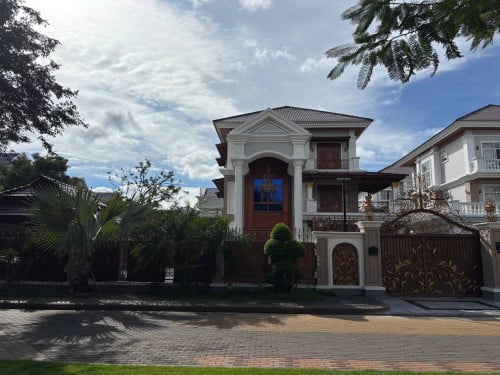 វីឡាឃ្វីនកែងសម្រាប់លក់បុរីប៉េងហ៊ួតបឹងស្នោរ