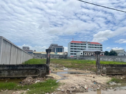 ដីសម្រាប់ជួល នៅលេីផ្លូវម៉ុងឫទ្ធី / Land for Rent, along Mong Rithy Blvd
