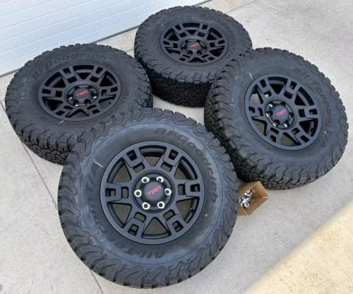 យ៉ាន់សីន Tacoma285 /70/17 ឆ្នាំ25សំបកko2តម្លៃ400$មួយឈុត