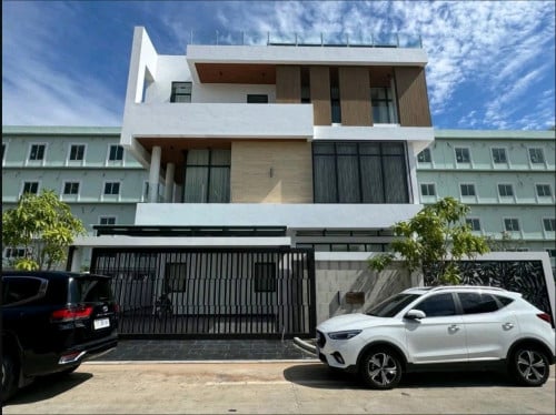 ​🌟 LUXURY VILLA FOR SALE & LEASE | វិឡាឃ្វីនសម្រាប់លក់ និងជួល 🌟