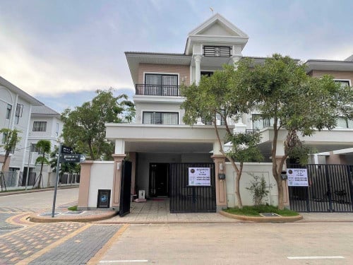 🏠វីឡាភ្លោះអេសម្រាប់ជួលនៅ បុរីប៉េងហួតដឹស្តាមេរាហ្គាដិន 50ម៉ែត្រ