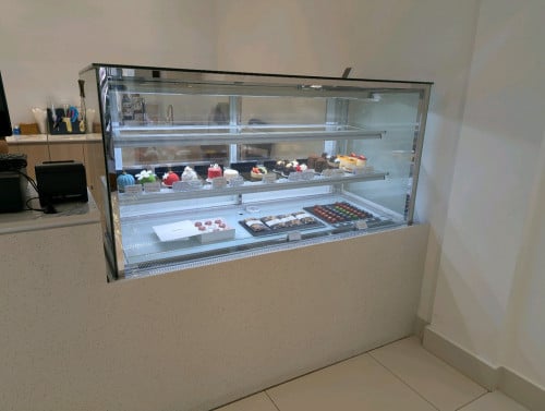 Cake display chiller