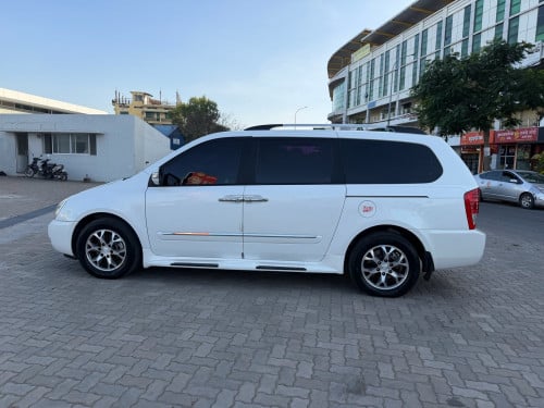 Kia Carnival 2013 ក្នុងលឿង