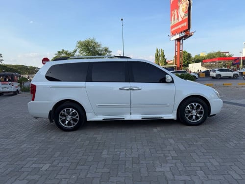 Kia Carnival 2013 ក្នុងលឿងបើកតំបូលទ្វារអូតូ 2សន្លឹក តម្លៃធូរៗ 14900$ ក្រដាសពន្ធប្រភេទ 11កៅអី