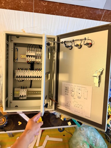 តម្លើងទូរភ្លើង