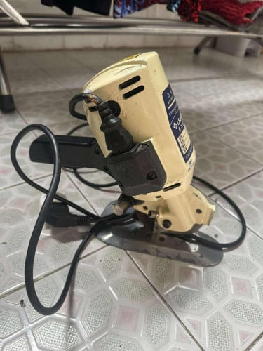 ម៉ាស៊ីនកាត់ការ៉ុងមួយទឹក