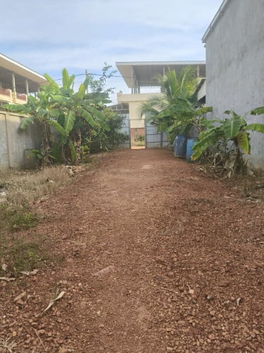 ដីលក់នៅក្នុងបូរី  ក្នុងក្រុងសៀមរាម ជិតបូទិកភូមិបៃតង 3គីឡូ ពីផ្សារចាស់សៀមរាប ទំហំដី 7m×20m