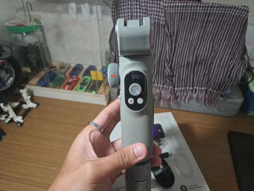 -Gimbal សម្រាប់អ្នកដែលចូលចិត្តថតបែប Vlog នឹង Video មានលំនឹងទប់បានល្អ។-