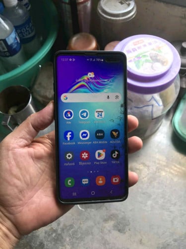 លក់ប្រញាប់លុយ Salaxy S10 5g រ៉េម8 256g