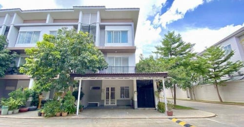 🏨វីឡាកូនកាត់កែង LC2 ក្នុងបុរីប៉េងហួត បឹងស្នោសម្រាប់ជួល