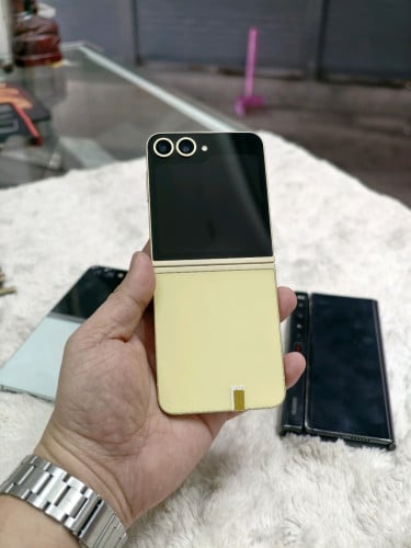 Samsung Galaxy Z Flip 6 256G ក្រុមហ៊ុន ស្អាត99% តំលៃល្អធូរៗ 399$