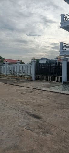 ផ្ទះសំណាក់លក់ នៅក្រុងព្រះសីហនុ ជិតប្រលាន