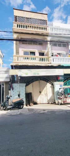 ផ្ទះអាជីវកម្មសំរាប់ជួលនៅសន្ធមុខលើផ្លូវអ៊ូរអរ