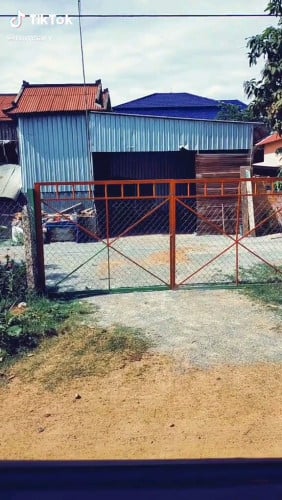 ជាប់នឹងផ្លូវវាងក្រុងប្រហែល 400 ម៉ែត្រ