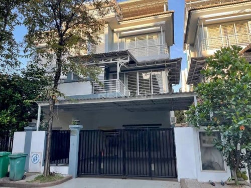 វីឡាភ្លោះសម្រាប់ជួលនៅបុរីហួត598 / Twin Villa for Rent at Borey Peng Houth The Star Premier