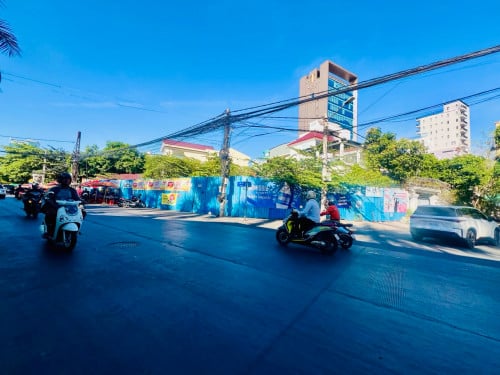 »ដីកែងសម្រាប់ជួលនៅទួលទំពូង/ Corner Land for rent at Toul Tom Pong.