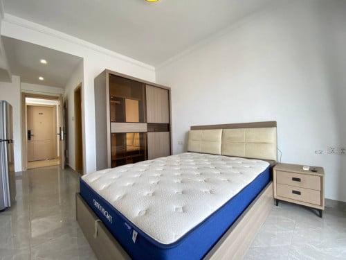 Corner Studio room for rent riverside