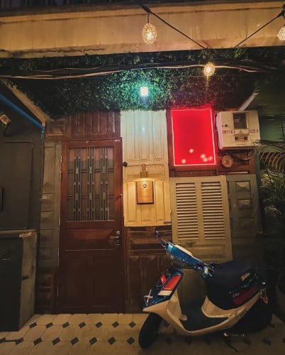 Hard Title 3 Floor Bar/Restaurant space on Langka Lane/BKK1