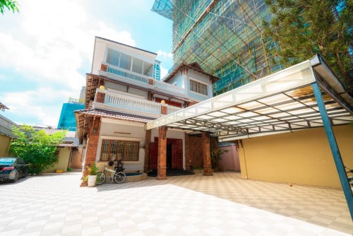 Spacious Villa for Sale/Rent in BKK 1