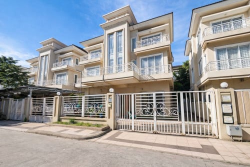 វីទ្បាភ្លោះលក់បន្ទាន់ បុរី ពិភពថ្មីសំរោងអណ្តែត