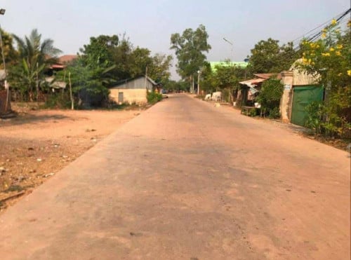 ដីអាជីកម្មលក់លេីផ្លូវបេតុងជិតផ្សារត្រាំនាគសង្កាត់ស្លក្រាម