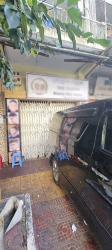 អតីតហាងកាត់សក់សំរាប់ជួលម្ដងផ្សារកណ្ដាល