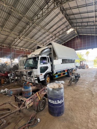 ឡានថ្មីរៀបសំរាប់លក់ឃ្លាំង