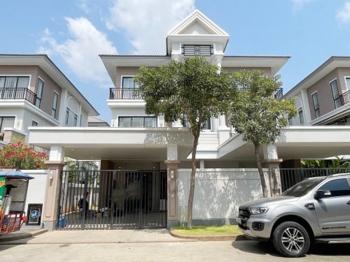 វីឡាភ្លោះអេ សម្រាប់លក់នៅបុរីប៉េងហួតដឹស្តាមេរាហ្គាដិន 50ម