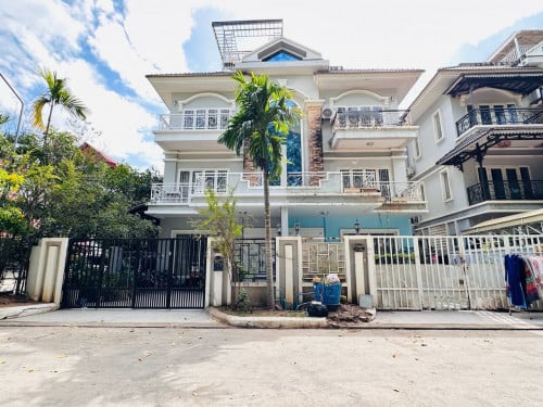 វីឡាភ្លោះ កែង ទល់មុនសួន បុរីវិមានភ្នំពេញ(ផ្លូវ598)គម្រោង2 ខណ្ឌឬស្សីកែវ