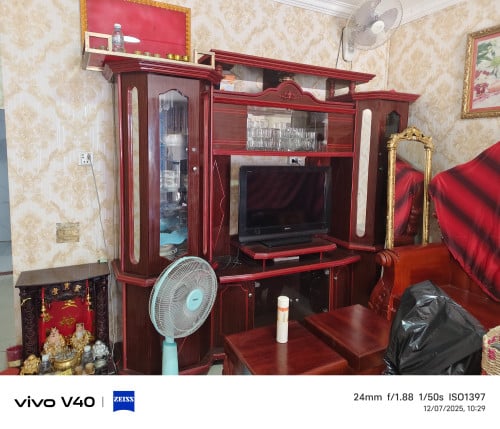 លក់វិញនៅស្អាត98% លក់តែ120$ទូរតាំងឈើ