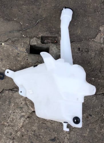 ធុងបាញ់ទឹកកញ្ចក់ឡាន Tacoma 2003